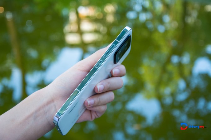 Các phím bấm cơ bản đều được Xiaomi đặt thiên về bên phải với phím nguồn và phím tăng giảm âm lượng.