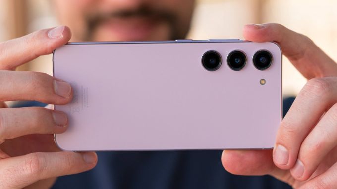 ngoại hình Galaxy Z Fold 5 và Galaxy S23