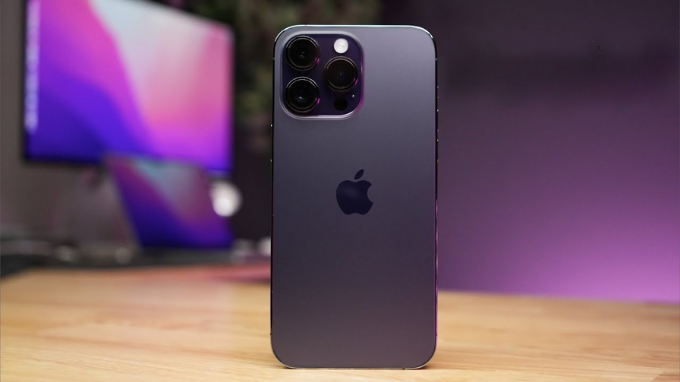 iPhone 14 Pro Max tím thẫm phù hợp mệnh kim
