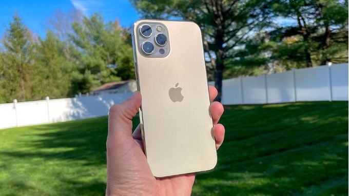 iPhone 15 Pro Max và iPhone 12 Pro Max màn hình