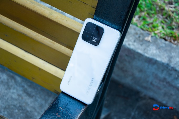 Ở mặt lưng cụm camera được thiết kế nổi bật hơn với module hình vuông màu đen kết hợp với ống kính Leica chất lượng