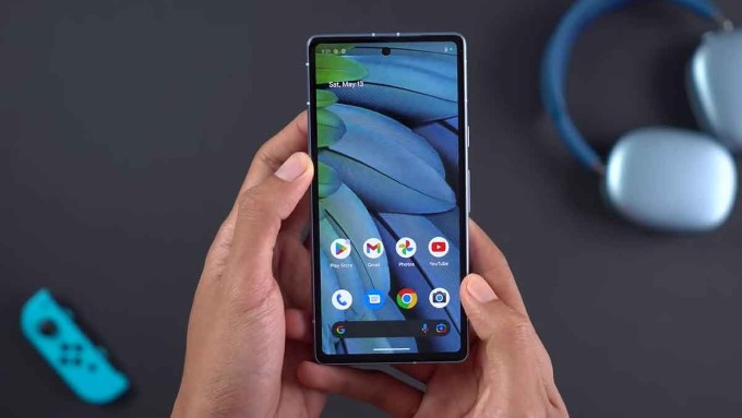 Pixel 7a có thể giảm tốc độ làm mới từ 90Hz xuống 60Hz khi sử dụng ngoài trời ban ngày, có thể do nhiệt độ cao