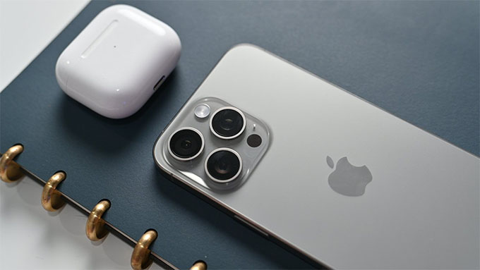 iPhone 15 Pro Max sở hữu 3 camera hình vuông