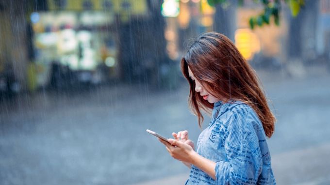 Tránh dùng điện thoại dưới mưa