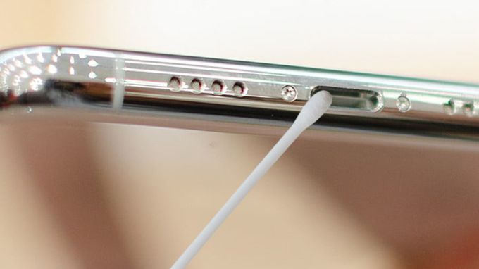 Làm sạch bụi bẩn ở các cổng đầu vào của điện thoại