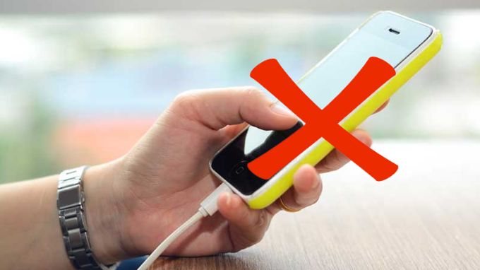 Không nên vừa sạc vừa dùng điện thoại