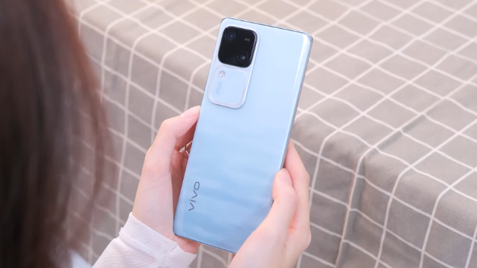Vẻ ngoài vivo V30 hài hòa