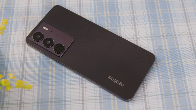 Chơi game trên điện thoại realme C75 không thất vọng