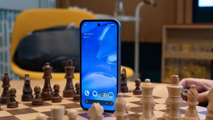 OnePlus 13s và Google Pixel 9a màn hình