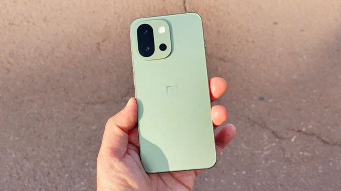 OnePlus 13s và Google Pixel 9a phần mềm