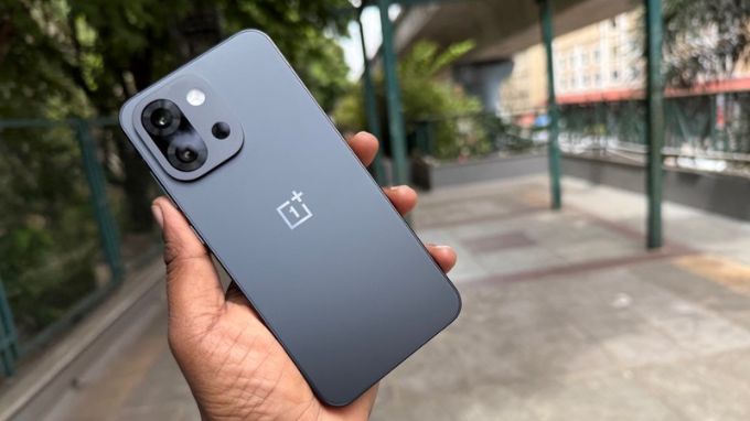 OnePlus 13s và Google Pixel 9a