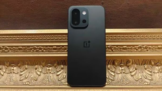 OnePlus 13s và Google Pixel 9a