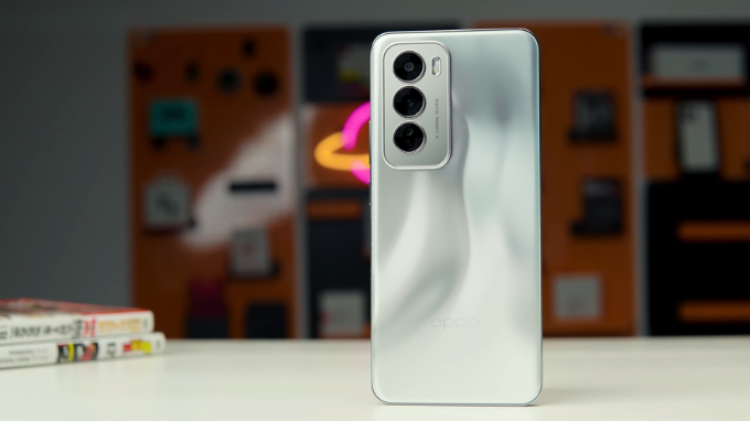 OPPO Reno12 thiết kế siêu mỏng dễ cầm tay