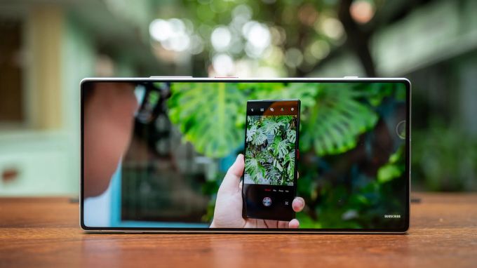 Nubia Z70 Ultra và Samsung Galaxy S25 Ultra màn hình