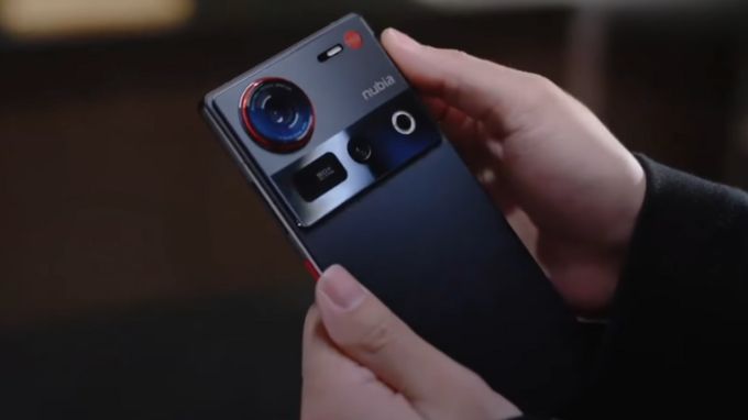 Nubia Z70 Ultra và Samsung Galaxy S25 Ultra