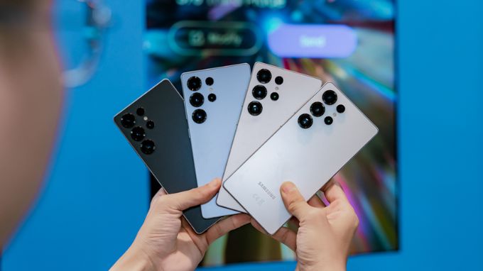 Nubia Z70 Ultra và Samsung Galaxy S25 Ultra thiết kế