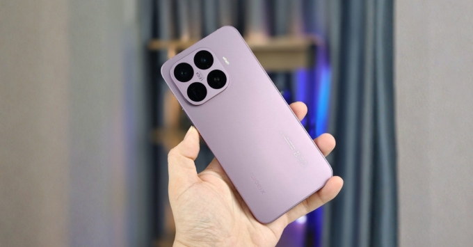 Thiết kế mặt lưng Xiaomi 17T màu đen với cụm camera Leica vuông