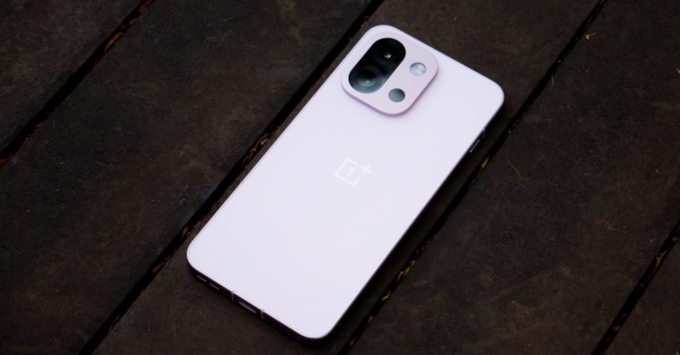 So sánh thiết kế OnePlus Turbo 6X Pro vs Tecno Pova 8