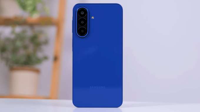 Galaxy A27 với thiết kế đục lỗ Infinity-O