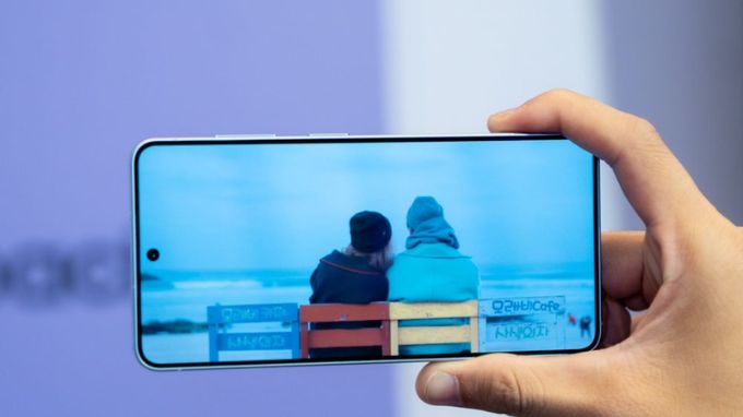 màn hình của Samsung Galaxy S26 và Honor 600 Pro