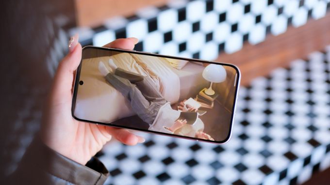 chất lượng hiển thị của HONOR 600 và OPPO Reno15