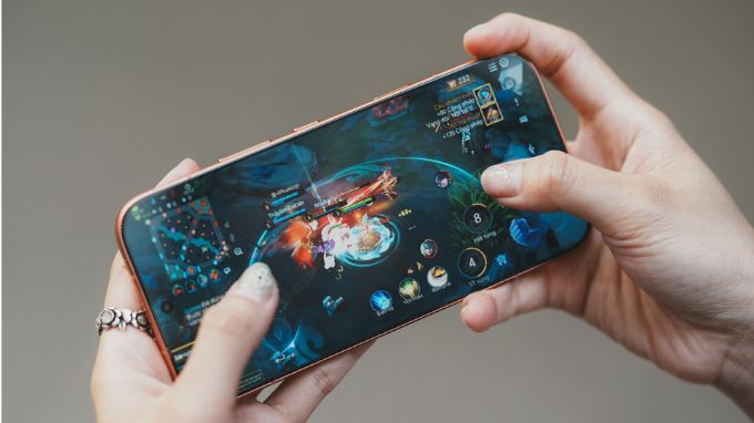 màn hình của HONOR 600 và OPPO Reno15
