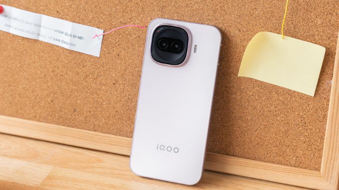 thiết kế của Vivo iQOO Z11 Turbo và Vivo iQOO Z11