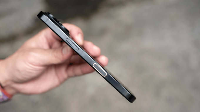 Kiểm tra vít ốc và khe hở khi mua iPhone cũ