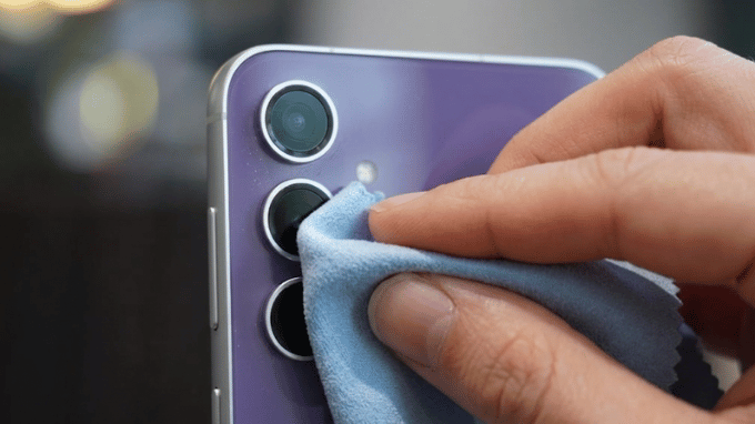Lau ống kính camera Android trước khi chụp