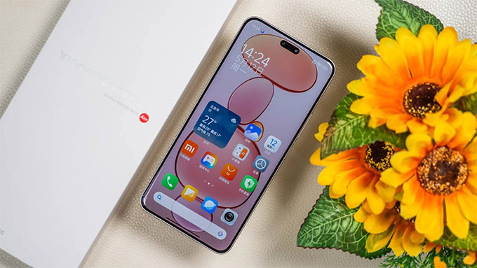 Mặt trước Xiaomi Civi 5 Pro nổi bật với màn hình cong siêu nhỏ 6,55 inch