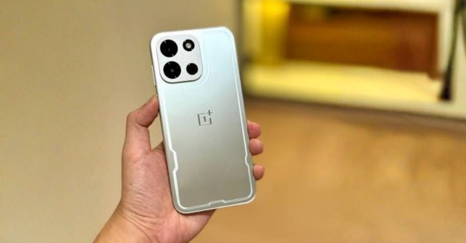 OnePlus Turbo 6X Pro và OnePlus Turbo 6 về thiết kế