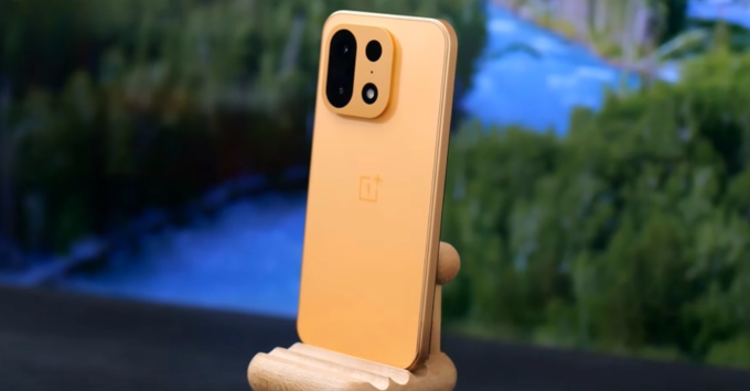OnePlus Turbo 6X Pro vs Tecno Pova 8 thiết kế và trọng lượng