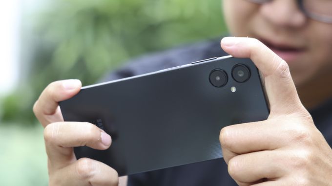 ngoại hình của Poco C75 và Samsung Galaxy A06