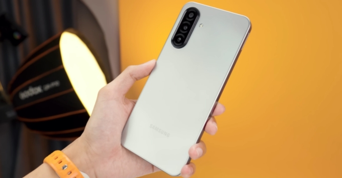Samsung Galaxy A17 5G thiết kế nguyên khối hiện đại với mặt lưng tối giản
