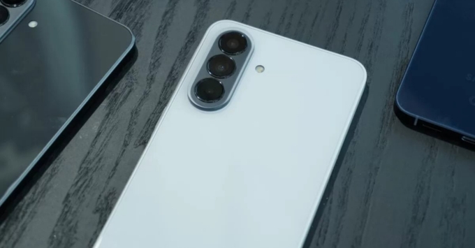 Samsung Galaxy A27 5G tích hợp camera chính 50MP hỗ trợ chống rung quang học OIS