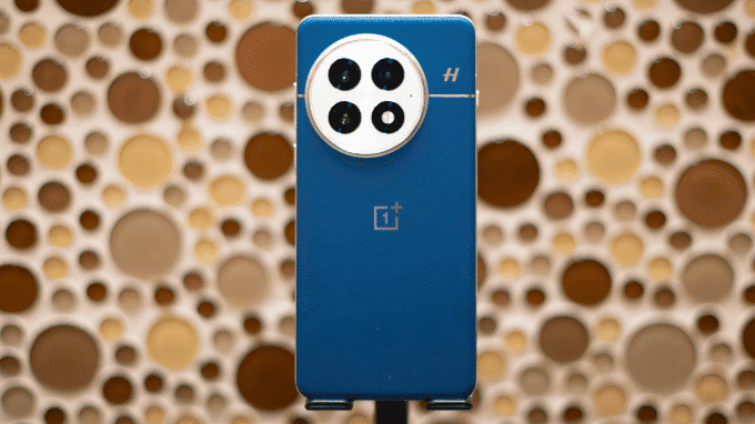 Thiết kế bo cong trên điện thoại OnePlus 13