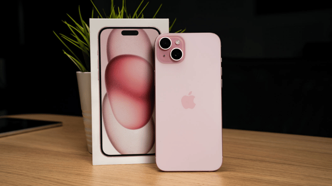 Thiết kế iPhone 15 màu hồng mặt lưng kính nhám mờ nhẹ nhàng thanh lịch