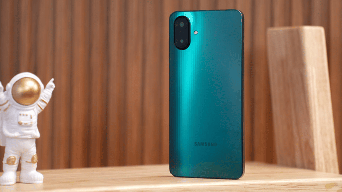 Thiết kế mặt lưng Samsung Galaxy A07 gradient xám sang trọng