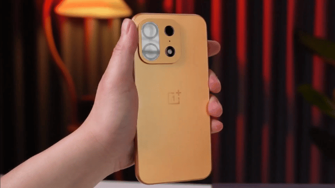 Thiết kế OnePlus Turbo 6X Pro tinh tế màu cam