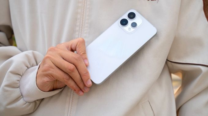 Nên chọn mua Xiaomi 17T hay OPPO Reno15