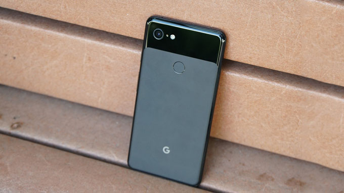 Pixel 3 XL với mặt lưng cách điệu thành 2 mảng sần mịn và trơn bóng