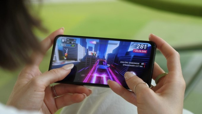 ASUS Zenfone 10 sở hữu màn hình chỉ 5.92 inch nên dễ hiểu là sản phẩm chỉ đi kèm với độ phân giải Full-HD+ và tấm nền Super AMOLED