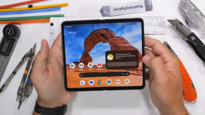 Google Pixel Fold thất bại trong bài kiểm tra độ bền, vẫn dùng được nhưng “liệt nửa người”