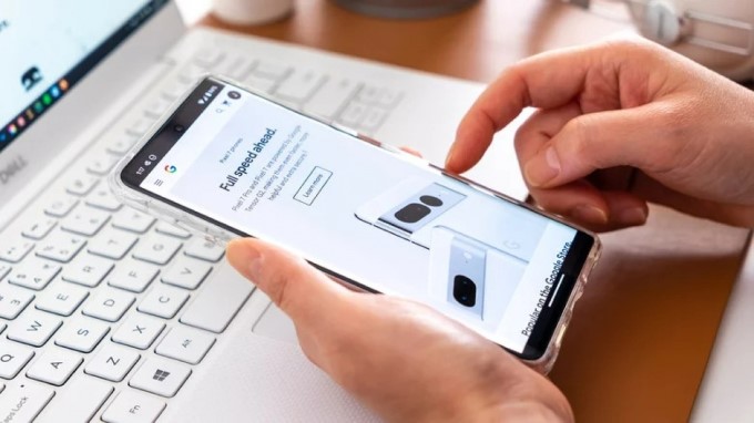 Pixel 7 lớn hơn đôi chút với kích thước 6.3 inch cùng độ phân giải 1080 x 2400 pixels