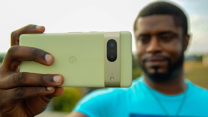 Pixel 7, sản phẩm cũng tương đối gọn gàng với màn hình 6.3 inch.