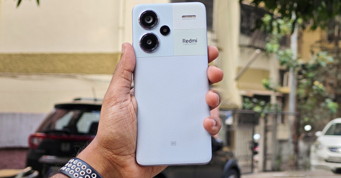 So sánh OPPO Reno12 F và Xiaomi Redmi Note 13 Pro Plus về thiết kế