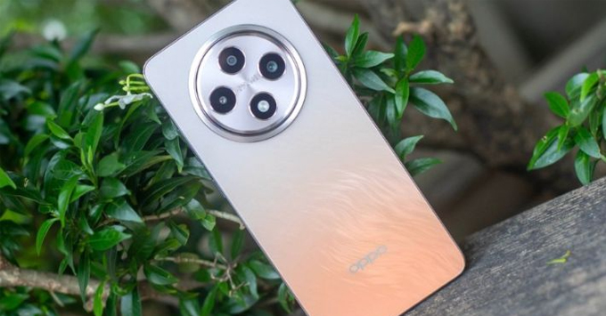OPPO Reno12 F và Xiaomi Redmi Note 13 Pro Plus về thiết kế