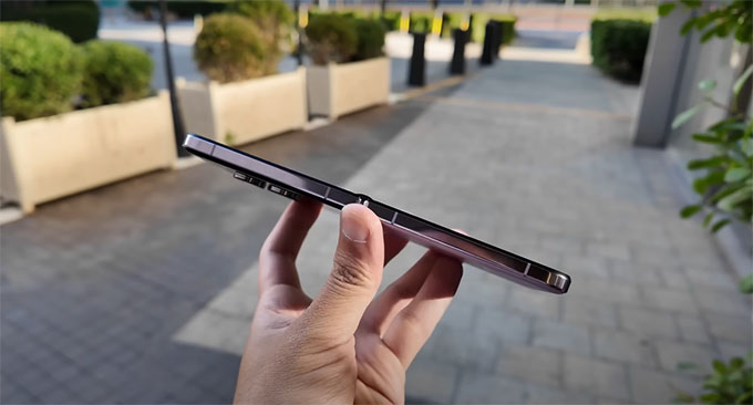 Điện thoại Mix Flip có bản lề liên kết kép nhỏ gọn