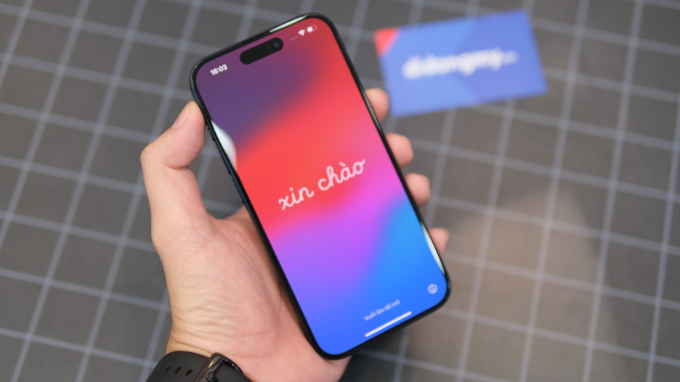 Màn hình iPhone 15 Pro Max sống động, độ sáng khủng