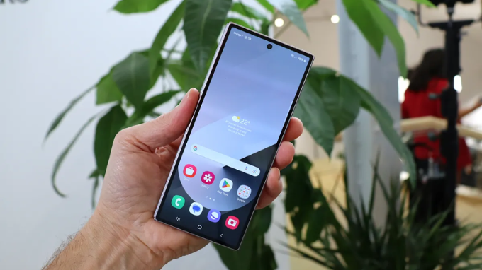 Màn hình ngoài Galaxy Z Fold 6 ổn định
